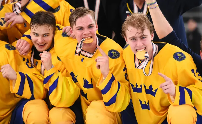 Открытие рынка в КХЛ, Швеция стала победителем ЮЧМ, сборной Беларуси забросил вратарь — все за вчера