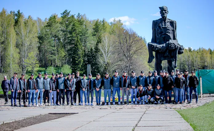 Молодежная сборная Беларуси посетила Мемориальный комплекс «Хатынь»