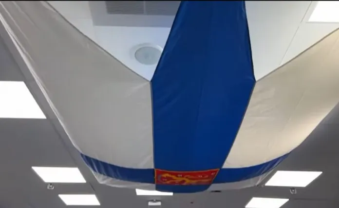 В раздевалке сборной Финляндии вывесили «военный флаг»
