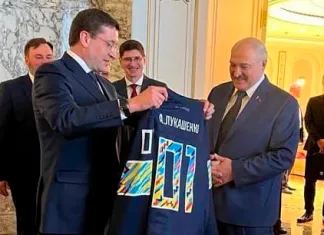 Александру Лукашенко подарили джерси нижегородского «Торпедо»