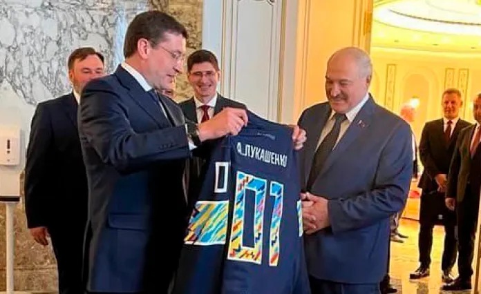 Александру Лукашенко подарили джерси нижегородского «Торпедо»