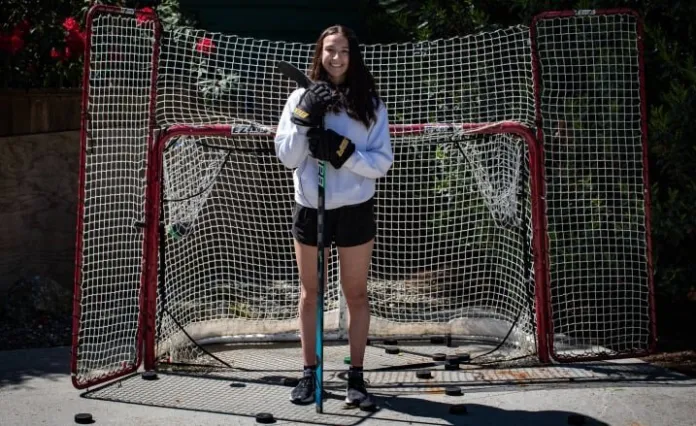 Клуб WHL задрафтовал 15-летнюю девушку