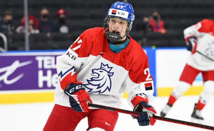Все 32 клуба НХЛ интервьюировали 18-летнего чешского форварда